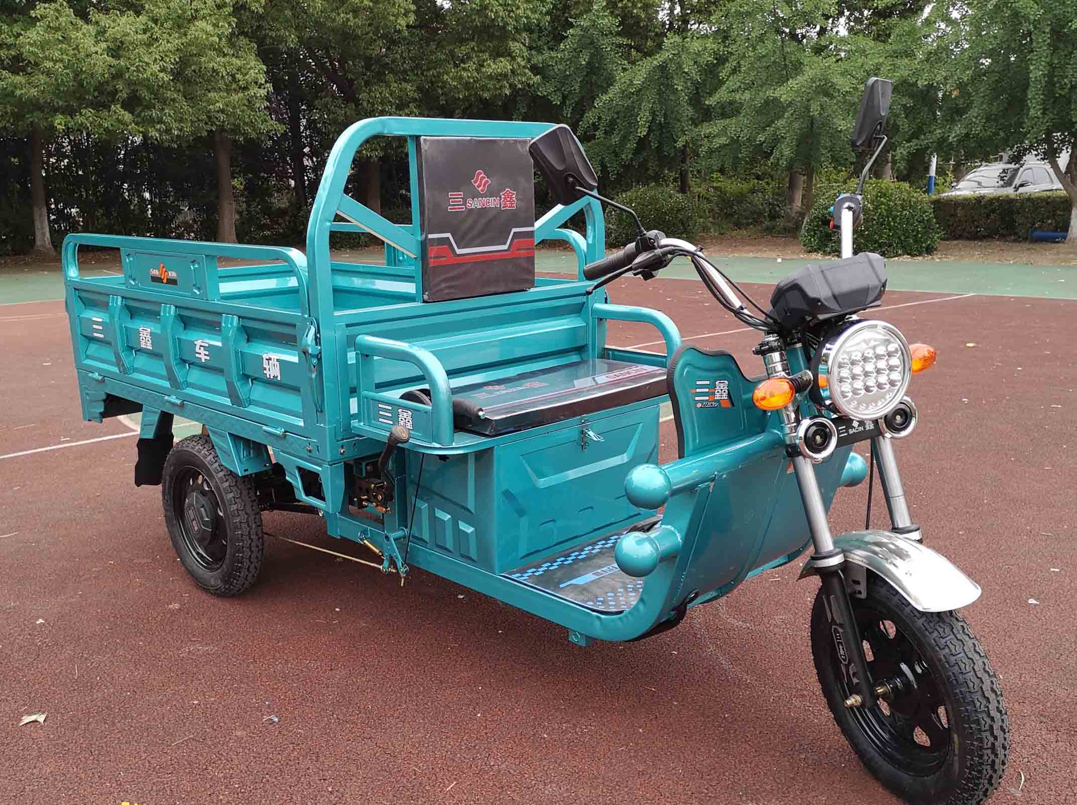 three wheels cargo tricycle
